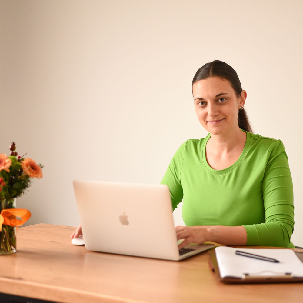 Julia Pointner arbeitet am Computer